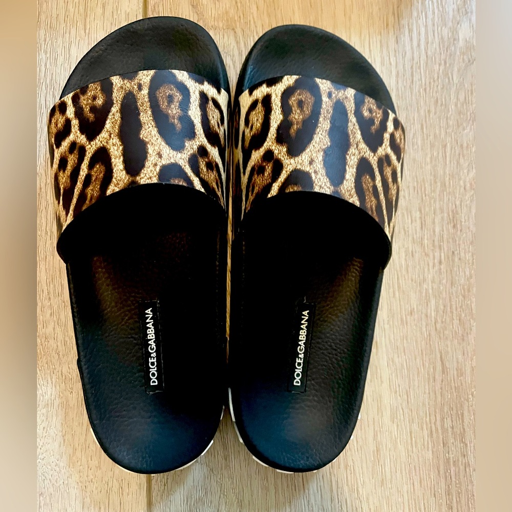 Dolce Gabbana Slides 37